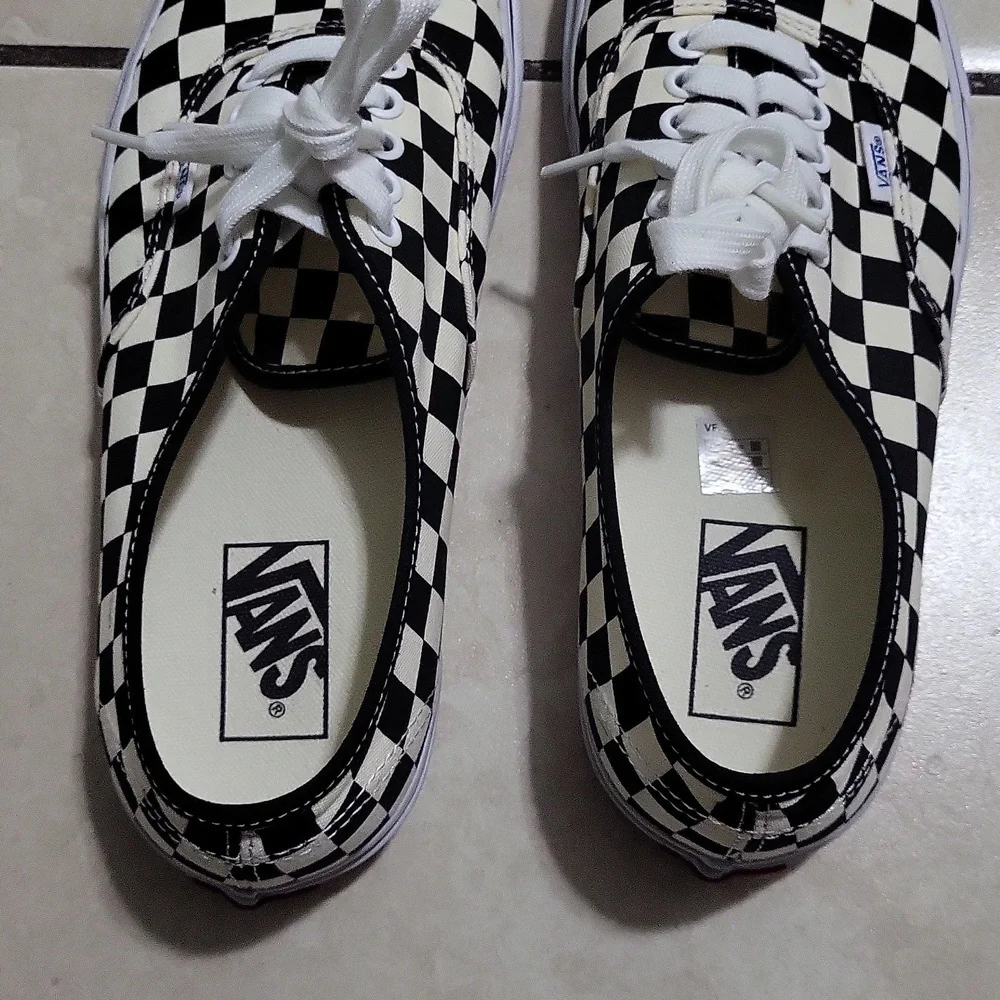 Vans - Picture 3 of 10